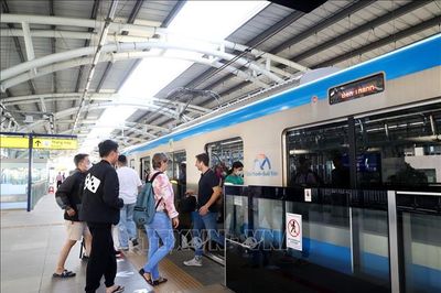 Lắp mái che kết nối trạm xe buýt với metro Bến Thành - Suối Tiên