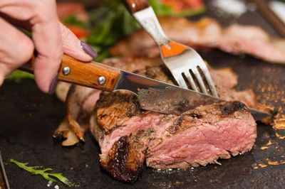 Ăn thịt bò mỗi ngày, người đàn ông 60 tuổi bất ngờ khi đi khám