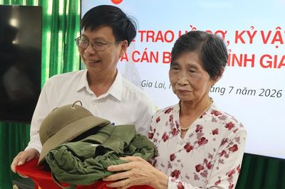 'Được tận tay chạm vào kỷ vật của cha'