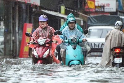 Mưa giông trút xuống Hà Nội, đề phòng lốc, sét và gió giật mạnh