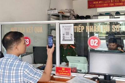 Công an xã Mỹ Đức triển khai mô hình 'Quét mã QR - Chấm điểm công vụ'