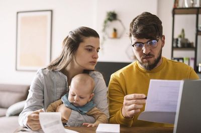 Vợ chồng thu nhập 55 triệu đồng/tháng vẫn 'âm tiền' vì kiếm không đủ chi