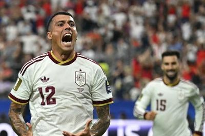 Nhà vô địch Pedro Porro tri ân ông nội bằng món quà ý nghĩa nhất sau World Cup
