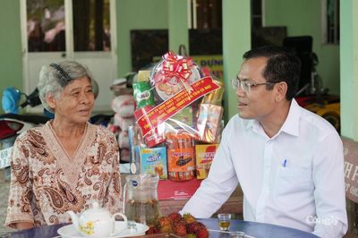 Lãnh đạo tỉnh Cà Mau thăm, tặng quà người có công