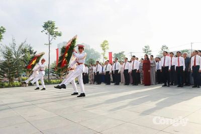 Đoàn lãnh đạo xã Tân Nhựt dâng hoa, dâng hương tưởng niệm các anh hùng liệt sĩ