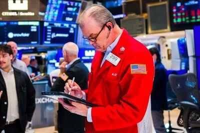 Chứng khoán Mỹ ngập trong sắc đỏ khi giá dầu lại vượt 100 USD/thùng