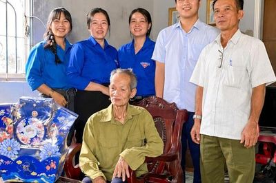 Xã Đông Hòa thăm hỏi 104 người có công dịp 27/7