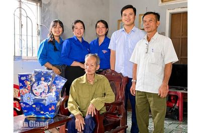 Xã Đông Hòa thăm hỏi 104 người có công dịp 27/7