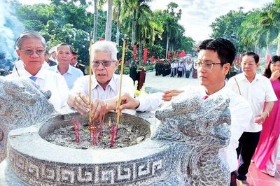 Dâng hương tri ân các anh hùng liệt sĩ tại Tri Tôn