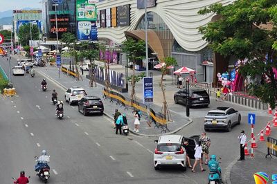 Nguy cơ mất an toàn giao thông tại trung tâm thương mại AEON Mall