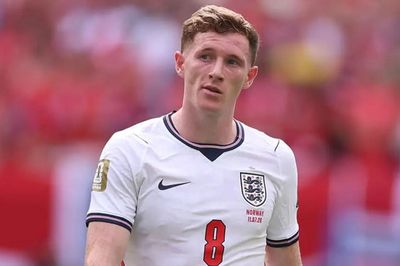 Elliot Anderson kích hỏa derby Manchester bằng tuyên bố đắt giá 116 triệu bảng