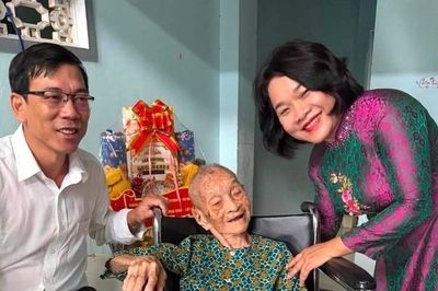 Lãnh đạo Ban Tuyên giáo và Dân vận Thành ủy tặng quà gia đình chính sách tại xã Tiên Phước