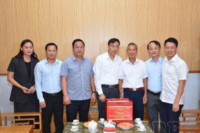 Chủ tịch UBND tỉnh Lê Văn Lương tặng quà gia đình chính sách phường Điện Biên Phủ