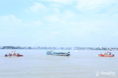 Huy động nhiều lực lượng diễn tập cứu nạn, cứu hộ trên sông Đồng Nai