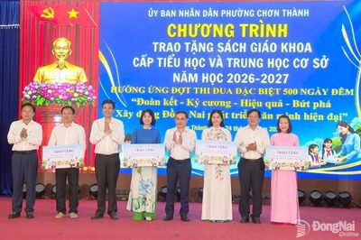 Phường Chơn Thành tặng sách giáo khoa cho học sinh năm học 2026-2027