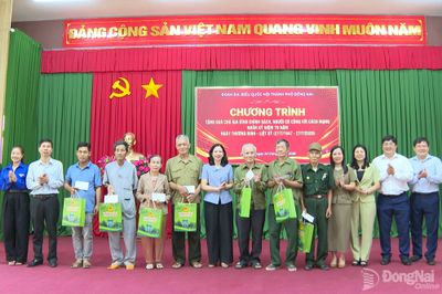 Đoàn Đại biểu Quốc hội thành phố Đồng Nai thăm, tặng quà gia đình chính sách