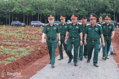 Thượng tướng Lê Quang Minh kiểm tra khu vực chuẩn bị Lễ Triển khai tìm kiếm, quy tập hài cốt liệt sĩ tại khu vực xã Minh Đức