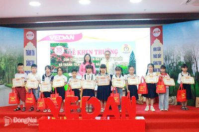 Công đoàn, doanh nghiệp khen thưởng con công nhân đạt thành tích xuất sắc trong học tập và rèn luyện