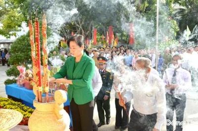 Phó Bí thư Tỉnh ủy Châu Thị Mỹ Phương dự Lễ giỗ các Anh hùng Liệt sĩ tại phường Đạo Thạnh