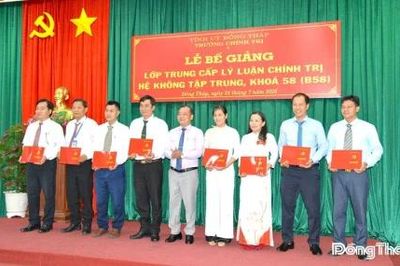 70 học viên nhận Bằng tốt nghiệp lớp Trung cấp lý luận chính trị hệ không tập trung khóa 58