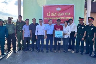Bàn giao nhà cho gia đình người nhiễm chất độc da cam tại Kon Chiêng