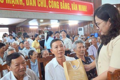 Xã Tuy Phước gặp mặt, tặng quà cho người có công và thân nhân liệt sĩ