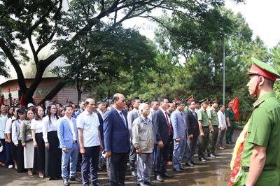 Dâng hoa, dâng hương tại Nhà bia tưởng niệm liệt sĩ xã Gào