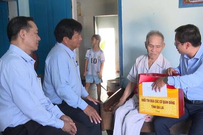 Khối thi đua các cơ quan Đảng tỉnh thăm và tặng quà gia đình chính sách tại xã Phù Mỹ Đông