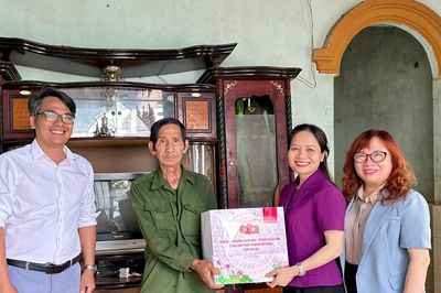 Đồng chí Siu Hương thăm, tặng quà gia đình chính sách tại xã Bờ Ngoong, Al Bá và Ia Ko