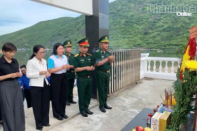 Ủy ban MTTQ Việt Nam phường Nha Trang dâng hương tại Nghĩa trang Liệt sĩ Bích Đầm
