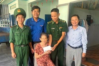 Đồn Biên phòng Phước Dinh thăm, tặng quà người có công