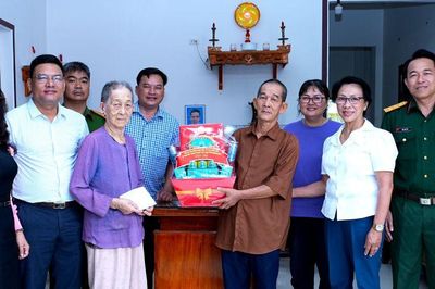 Phường Đông Hải thăm, tặng quà các gia đình chính sách, người có công với cách mạng