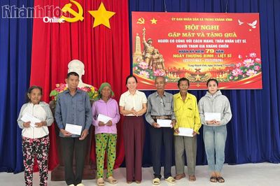 Xã Trung Khánh Vĩnh: Gặp mặt, tặng quà người có công