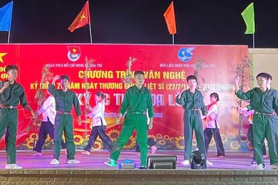Xã Hòa Trí tổ chức chương trình văn nghệ 'Ký ức thời hoa lửa'