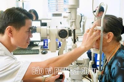 Tặng quà, phẫu thuật mắt miễn phí cho người có công