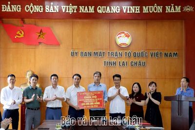 Ban Quản lý dự án đầu tư xây dựng tỉnh hỗ trợ 300 triệu đồng giúp nhân dân xã Mường Than khắc phục hậu quả thiên tai