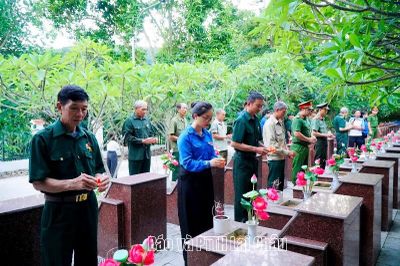 Phó Bí thư Tỉnh ủy Nguyễn Ngọc Vinh dâng hương, thắp nến tri ân tại Nghĩa trang Liệt sĩ Thanh niên xung phong xã Lê Lợi