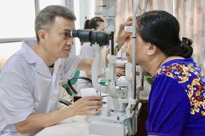 Gần 400 người cao tuổi được truyền thông, khám sức khỏe miễn phí