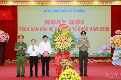 Thiếu tướng Cao Minh Huyền - Giám đốc Công an tỉnh dự Ngày hội Toàn dân bảo vệ an ninh Tổ quốc xã Yên Bình