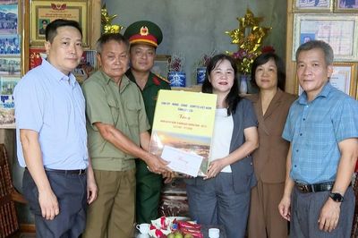 Đồng chí Hoàng Thị Thanh Bình thăm, tặng quà gia đình chính sách tại xã Xuân Hòa