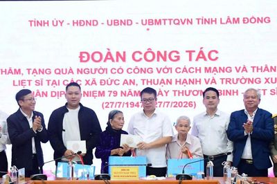 Phó Chủ tịch UBND tỉnh Nguyễn Ngọc Phúc thăm và tặng quà người có công tại 5 xã phía Tây tỉnh Lâm Đồng