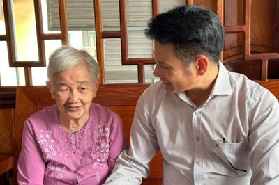 Báo và PTTH Lâm Đồng thăm, tặng quà Mẹ Việt Nam Anh hùng Nguyễn Thị Xuân