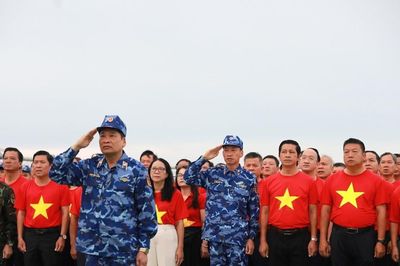 Lễ chào cờ thiêng liêng trên vùng biển Nam Trung Bộ của Tổ quốc