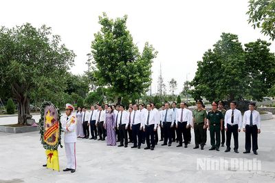 Các đồng chí lãnh đạo tỉnh dâng hương nhân kỷ niệm 79 năm Ngày Thương binh-Liệt sĩ