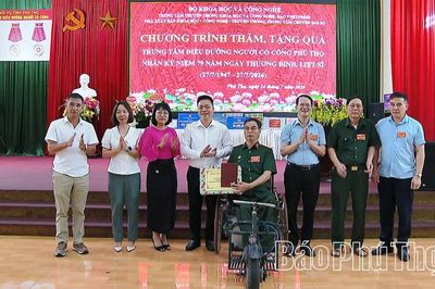 Thăm, tặng quà Trung tâm Điều dưỡng người có công Phú Thọ