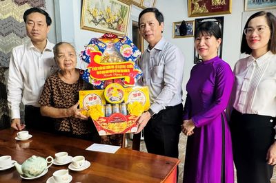 Đồng chí Phó Chủ tịch Thường trực UBND tỉnh thăm, tặng quà gia đình chính sách