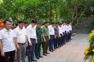 Tri ân các anh hùng liệt sĩ và thăm, tặng quà gia đình chính sách