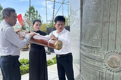 Dâng hương tri ân anh hùng liệt sĩ tại Nghĩa trang liệt sĩ quốc gia Đường 9