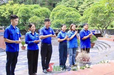 Đoàn thanh niên Sở Văn hóa, Thể thao và Du lịch dâng hương tưởng nhớ các anh hùng liệt sĩ