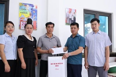 Xã Nậm Lầu tặng quà gia đình chính sách